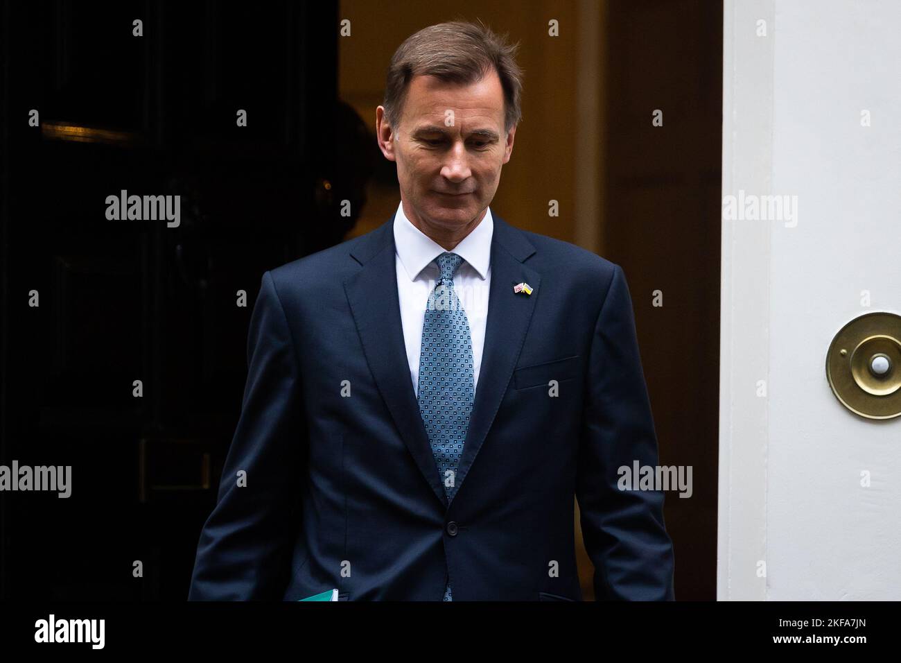 Londres, Royaume-Uni. 17th novembre 2022. Le chancelier Jeremy Hunt quitte 11 Downing Street pour présenter la Déclaration d'automne à Londres. Hunt devrait prévoir d'importantes augmentations d'impôts et des réductions de dépenses pour combler un « trou noir » de £50 milliards dans les finances des nations aux prises avec une inflation atteignant 11,1%. Crédit : SOPA Images Limited/Alamy Live News Banque D'Images