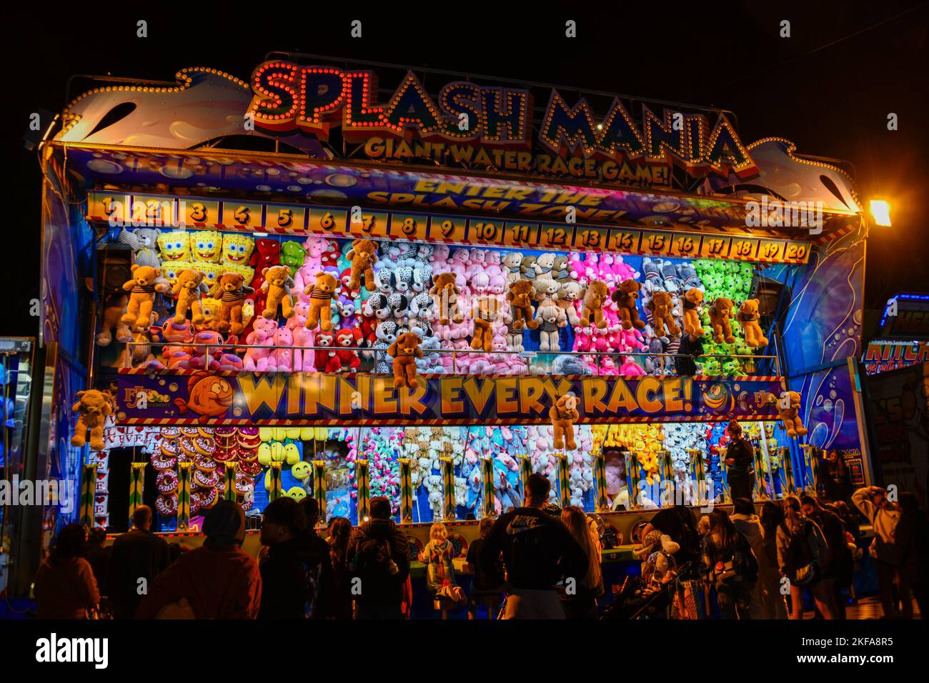 Gagnez un prix coloré sur le jeu d'alley de Sideshow au Royal Melbourne Show, Melbourne Victoria VIC, Australie Banque D'Images