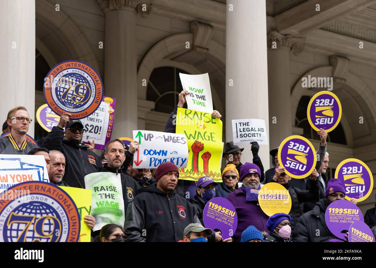 New York, États-Unis. 15th novembre 2022. La sénatrice de l'État de New York Jessica Ramos, la députée Lamoya Joyner, l'avocat-conseil Jumaane Williams et le contrôleur de New York Brad Lander ont organisé un rassemblement à l'hôtel de ville de New York, NY, sur 15 novembre 2022, avec Raise Up NY et les membres du syndicat demandant une augmentation de salaire minimum à $20. (Photo de Steve Sanchez/Sipa USA). Credit: SIPA USA/Alay Live News Banque D'Images