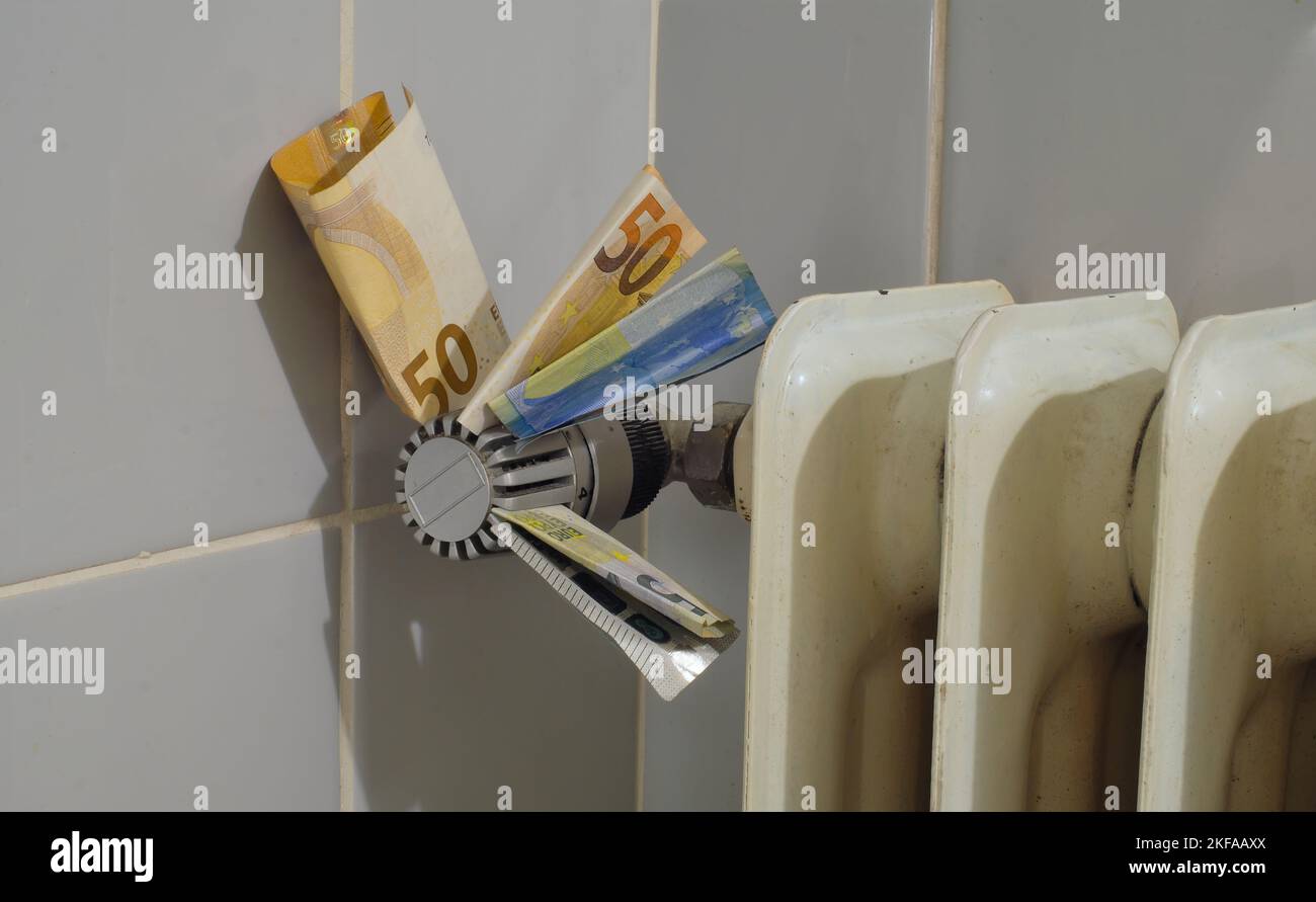 Robinet de radiateur et factures en euros, augmentation des coûts de chauffage et concepts de prix de l'énergie, espace de copie gratuit Banque D'Images
