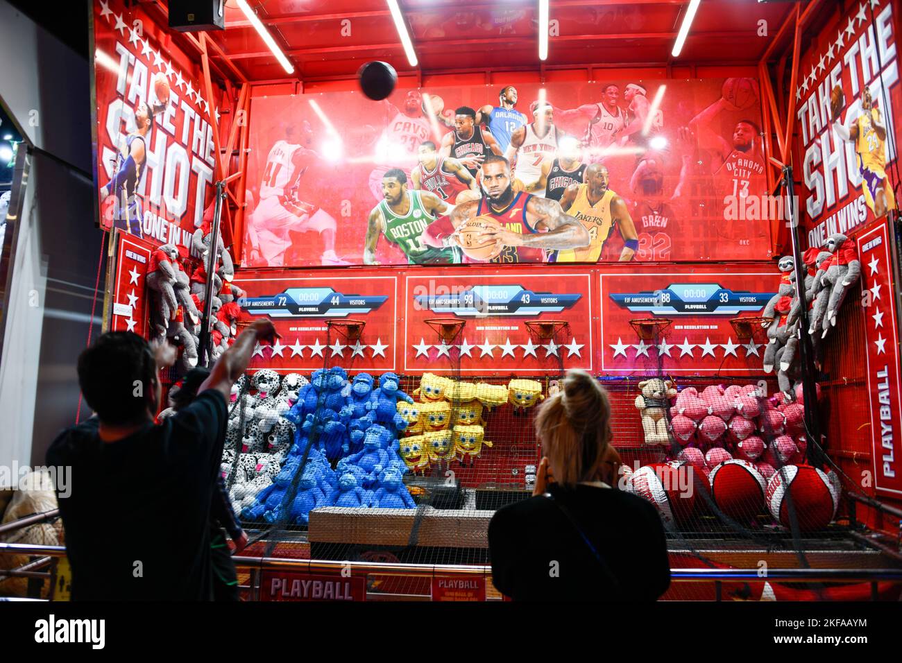 Gagnez un prix coloré sur le jeu d'alley de Sideshow au Royal Melbourne Show, Melbourne Victoria VIC, Australie Banque D'Images