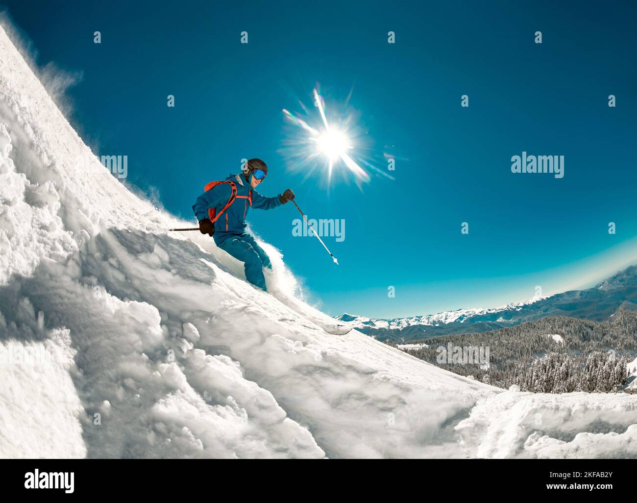 Un jeune skieur rapide se déplace en pente à l'extérieur de la piste de ski Banque D'Images
