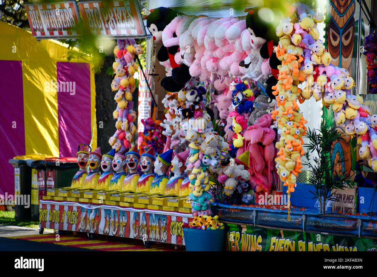 Gagnez un prix coloré sur le jeu d'alley de Sideshow au Royal Melbourne Show, Melbourne Victoria VIC, Australie Banque D'Images