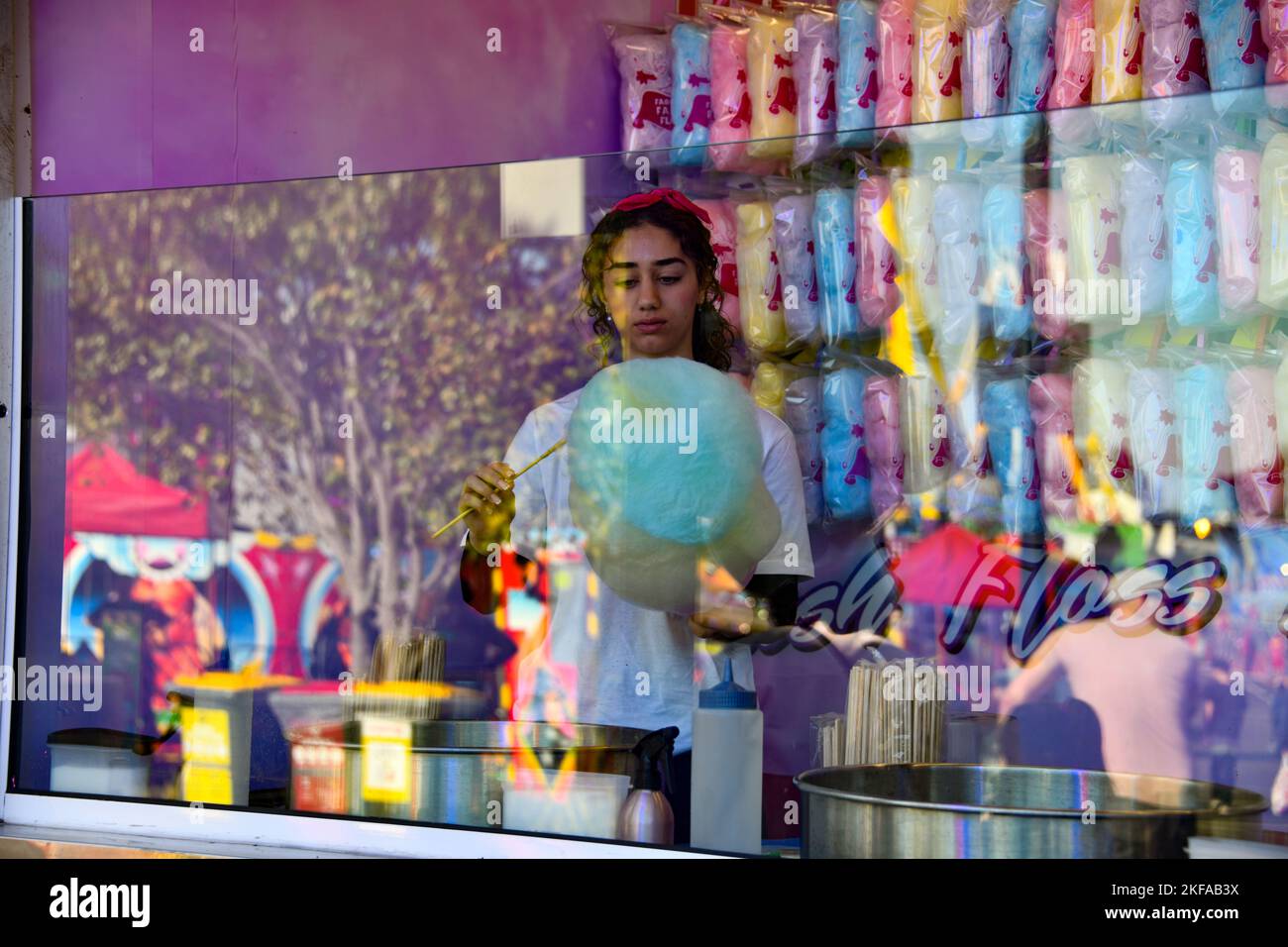 Gagnez un prix coloré sur le jeu d'alley de Sideshow au Royal Melbourne Show, Melbourne Victoria VIC, Australie Banque D'Images