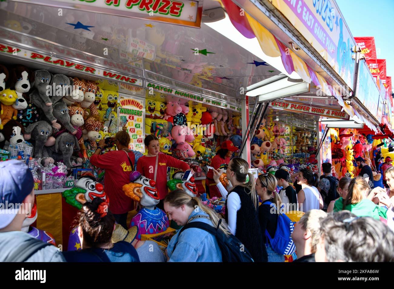 Gagnez un prix coloré sur le jeu d'alley de Sideshow au Royal Melbourne Show, Melbourne Victoria VIC, Australie Banque D'Images