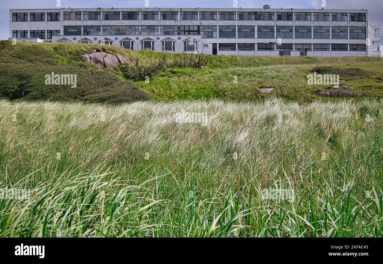 Les abandonnés fermés vides délabrés Ostan Gweedore Hôtel, Magheraclogher Beach, Bunbeg, Gweedore, Comté Donegal, Irlande Banque D'Images
