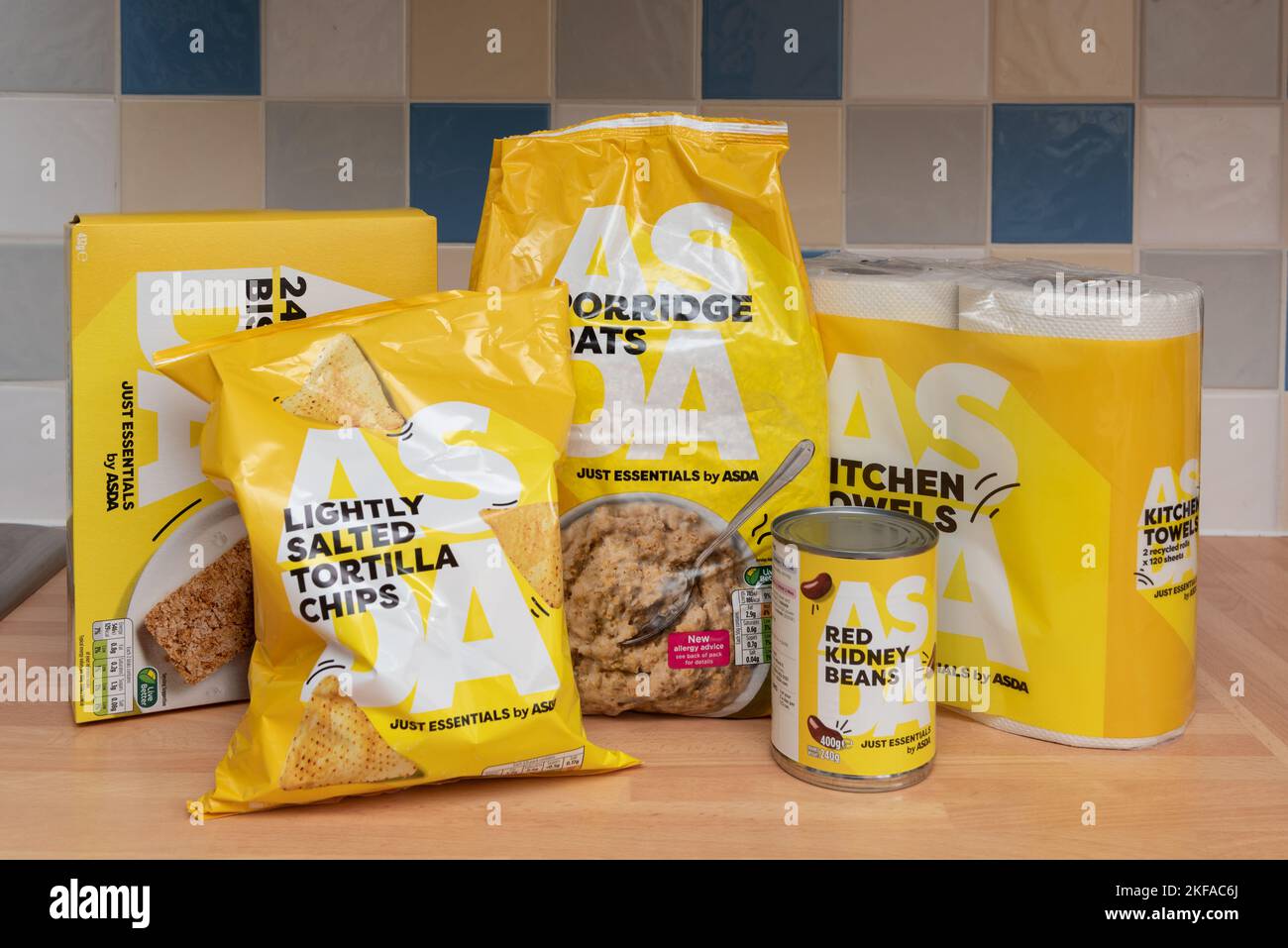 Photo des produits alimentaires de la gamme Just Essentials par ASDA. Emballage jaune controversé suggérant la pauvreté alimentaire. Crise au Royaume-Uni Banque D'Images