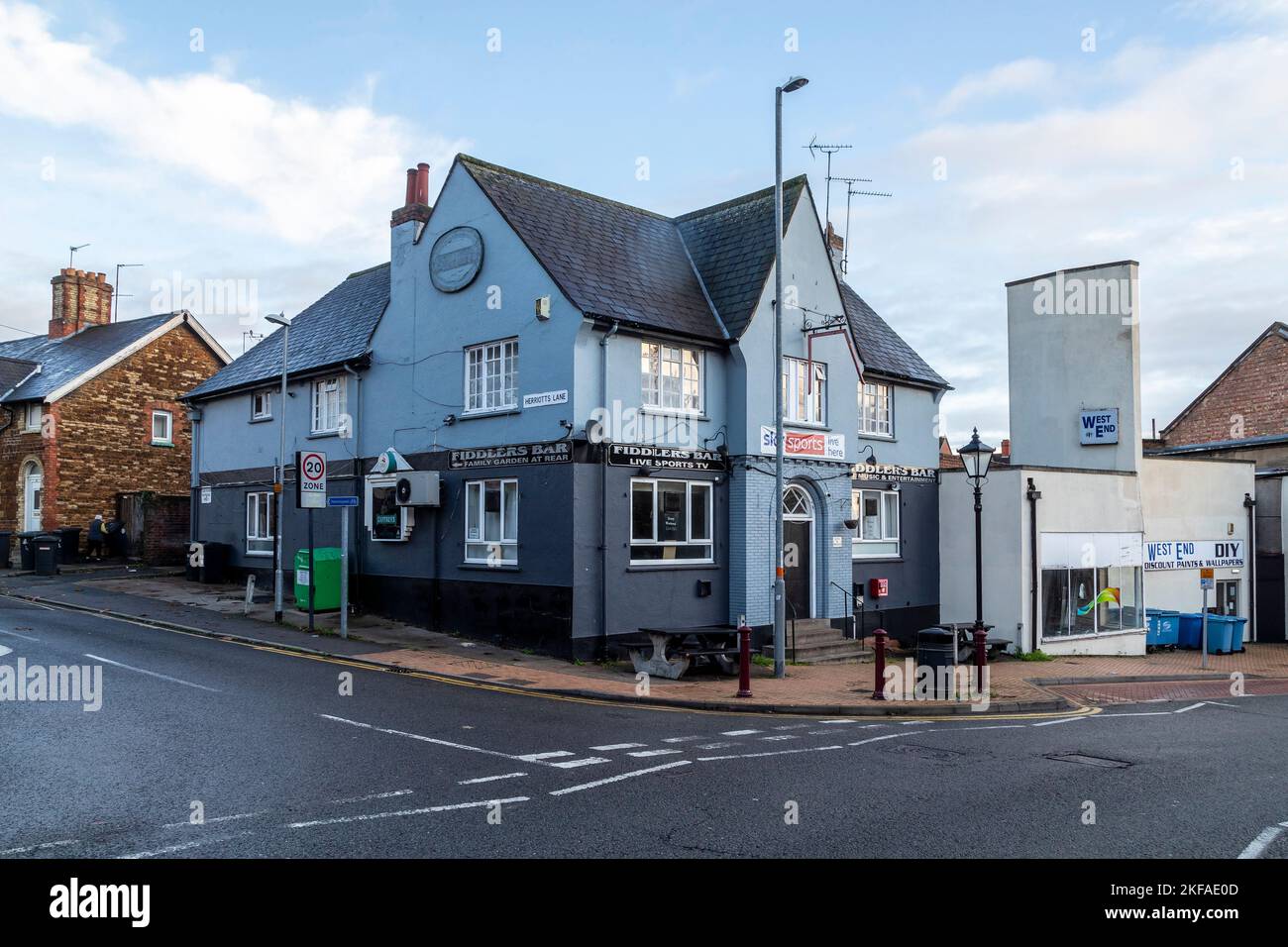 Le bar Fiddlers, à l'angle de Chruch Street et Heriotts Lane, Northamptonshire, Angleterre, Royaume-Uni Banque D'Images