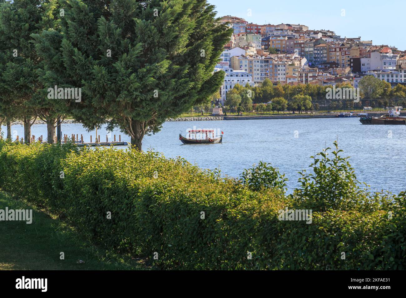 ISTANBUL, TURQUIE - 14 SEPTEMBRE 2017 : c'est l'embouchure de la baie de la Corne d'Or avec un développement urbain et une zone de parc. Banque D'Images