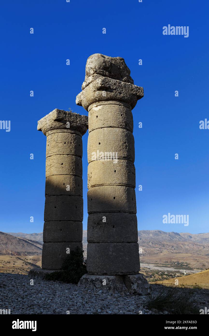 BAGOZU, TURQUIE - 8 OCTOBRE 2020 : ce sont les colonnes doriques à la base de l'ancien cimetière Karakus Tumulus Mound. Banque D'Images