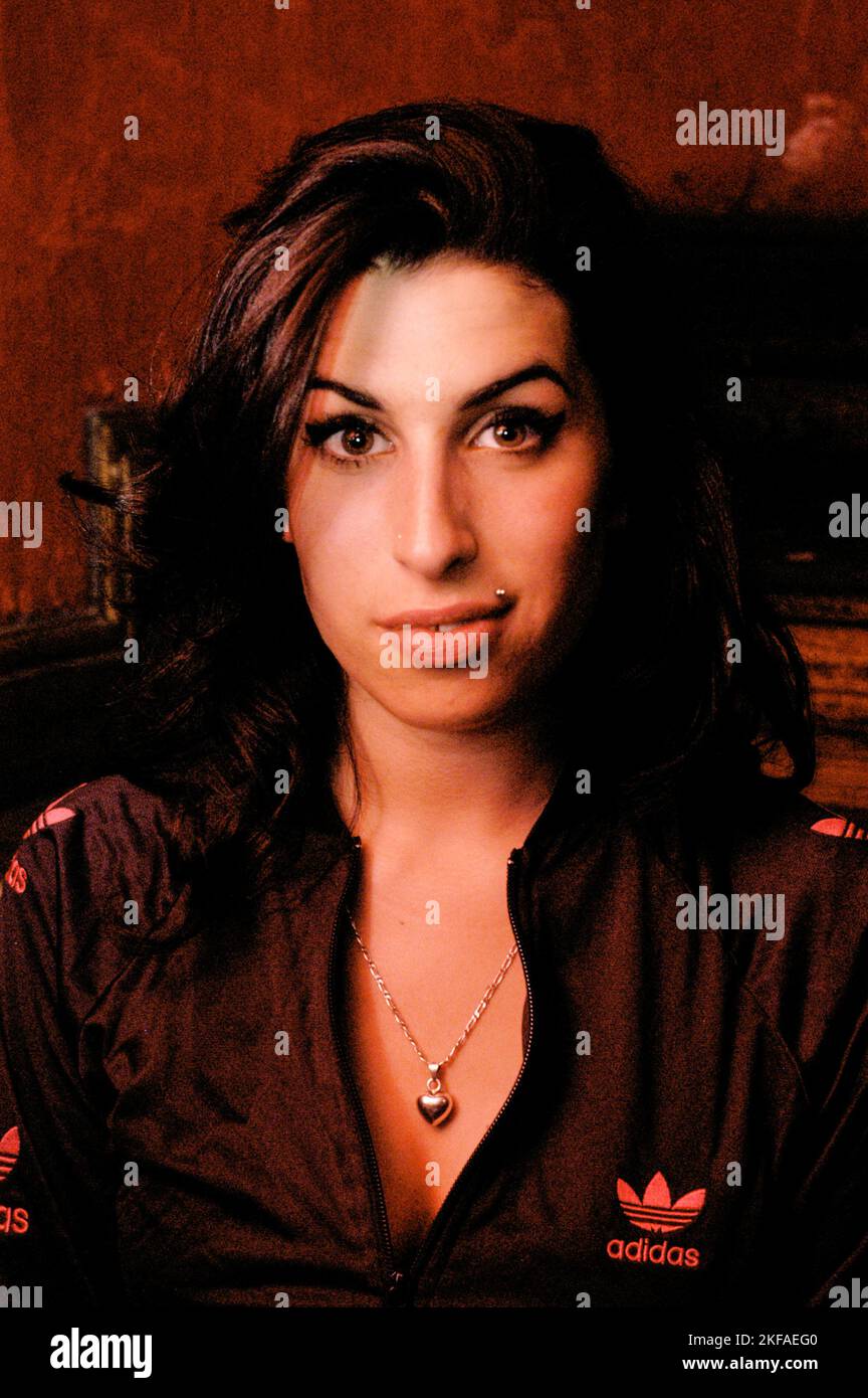 AMY WINEHOUSE, JEUNE PORTRAIT, 2004 : un portrait d'une jeune Amy Winehouse au Barfly Club de Cardiff, pays de Galles, le 2 mars 2004. Il s'agissait d'un concert caritatif pour environ 100 personnes dans un petit club et la jeune chanteuse de 20 ans tournait avec des chansons de son premier album 'Frank'. Photographie : ROB WATKINS Banque D'Images