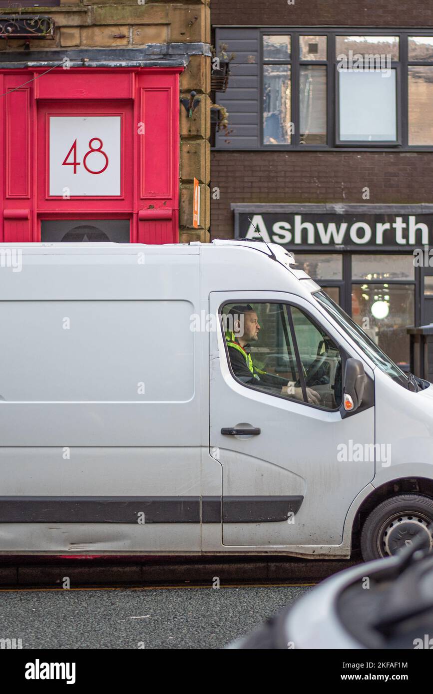 Homme conduisant une camionnette blanche se concentrant sur la route. Burnley Lancashire Banque D'Images