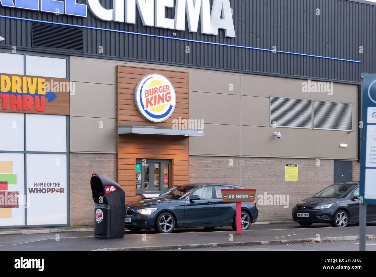 Le Burger King se trouve à l'intérieur avec des voitures en attente de service. Banque D'Images