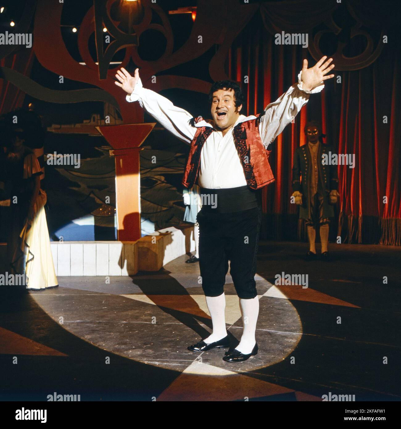 DAS Lächeln im Westen, Fernsehfilm, Deutschland 1964, Regie: Michael Pfleghar, Darsteller: Opernsänger Marcel cordes im Rampenlicht. Banque D'Images