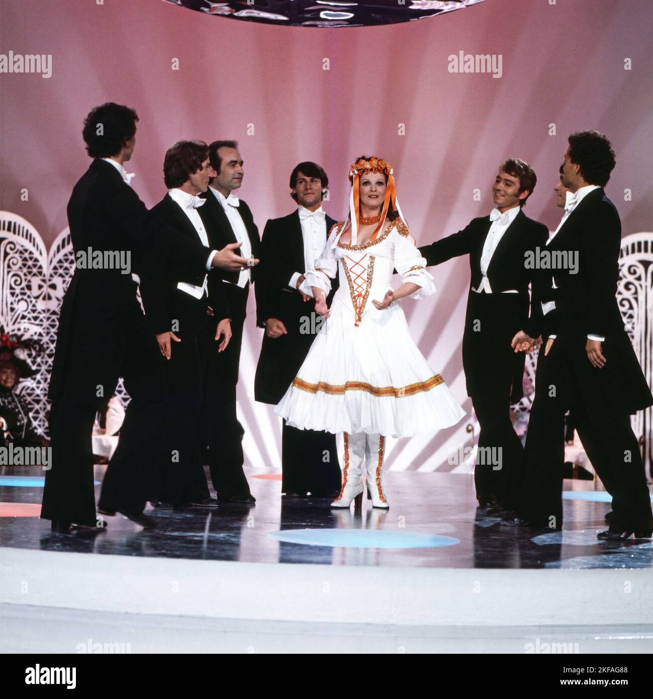 Erkennen Sie die Melodie?, Musikquiz, Deutschland 1969 - 1984, Sendung vom 9. Oktober 1977, Mitwirkende: Maria Tiboldi mit Tänzern des Fernsehballetts. Banque D'Images