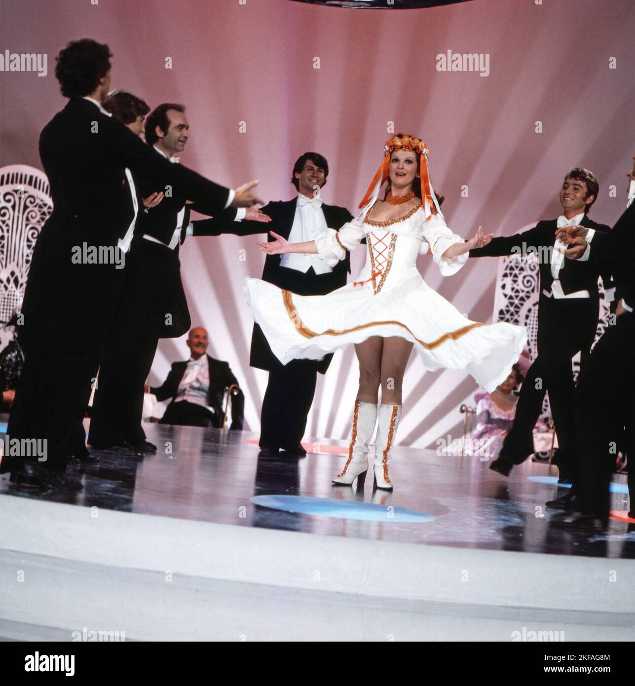 Erkennen Sie die Melodie?, Musikquiz, Deutschland 1969 - 1984, Sendung vom 9. Oktober 1977, Mitwirkende: Maria Tiboldi mit Tänzern des Fernsehballetts. Banque D'Images