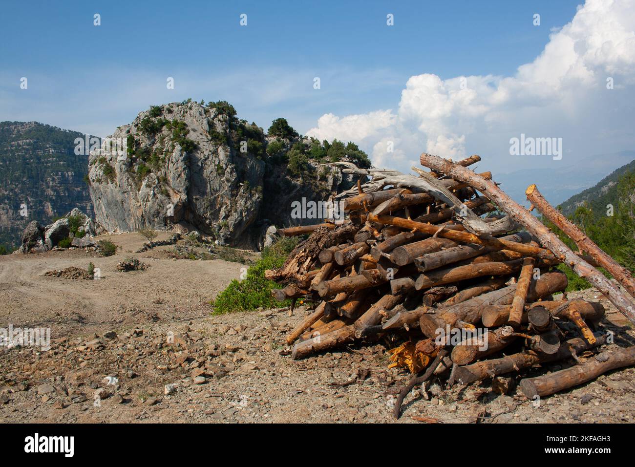 Une pile de billes sur le côté de la route des montagnes du Taurus, Golfe d'Antalya. Péninsule anatolienne, Anatolie, Turquie Banque D'Images