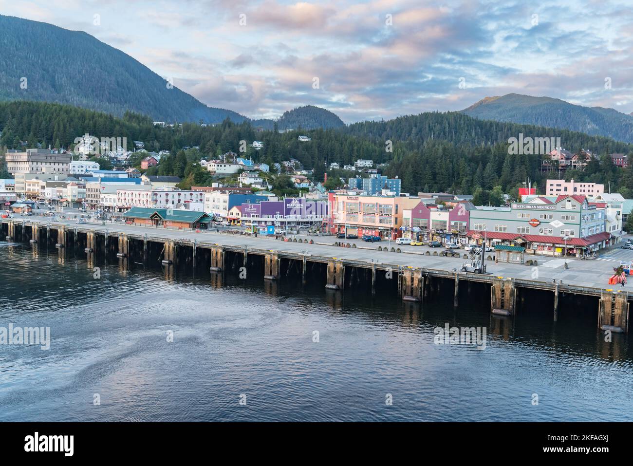 Ketchikan, AK - 9 septembre 2022 : vue d'ensemble du port de Ketchikan, Alaska depuis le front de mer Banque D'Images