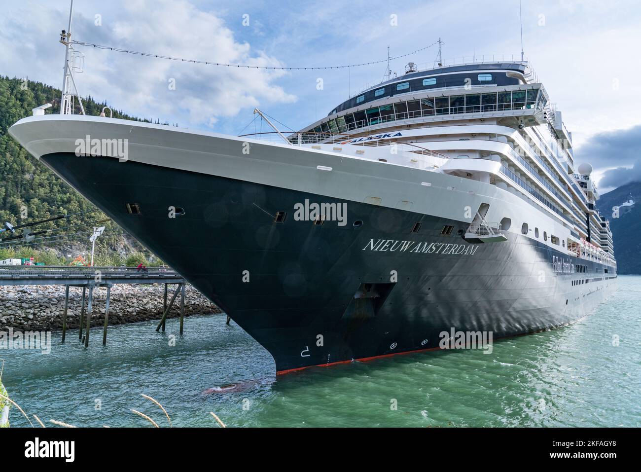 Skagway, AK - 7 septembre 2022 : navire de croisière Holland America Nieuw Amsterdam amarré dans le port de Skagway, en Alaska Banque D'Images