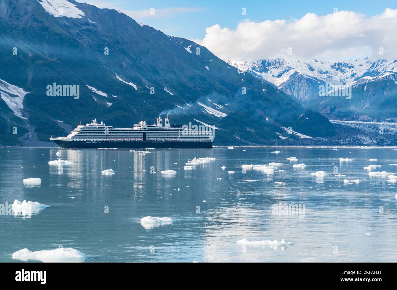 Glacier Bay, AK - 5 septembre 2022 : bateau de croisière Holland America Nieuw Amsterdam naviguant dans les eaux glacées de Glacier Bay, Alaska Banque D'Images