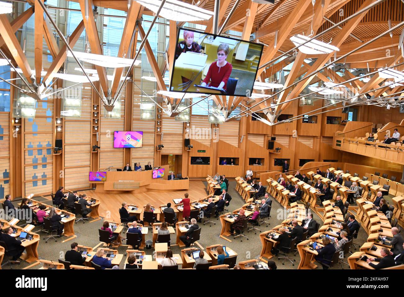 Édimbourg, Écosse, Royaume-Uni. 17th novembre 2022. PHOTO : Nicola Sturgeon MSP, Premier ministre d'Écosse et chef du Parti national écossais (SNP), sen dans la salle de débat pendant les FMQ. Scènes à l'intérieur de la session hebdomadaire des premiers ministres questions à l'intérieur du Parlement écossais à Holyrood. Scènes montrant avant, pendant et après les FMQ. Crédit: Colin D Fisher crédit: Colin Fisher/Alay Live News Banque D'Images