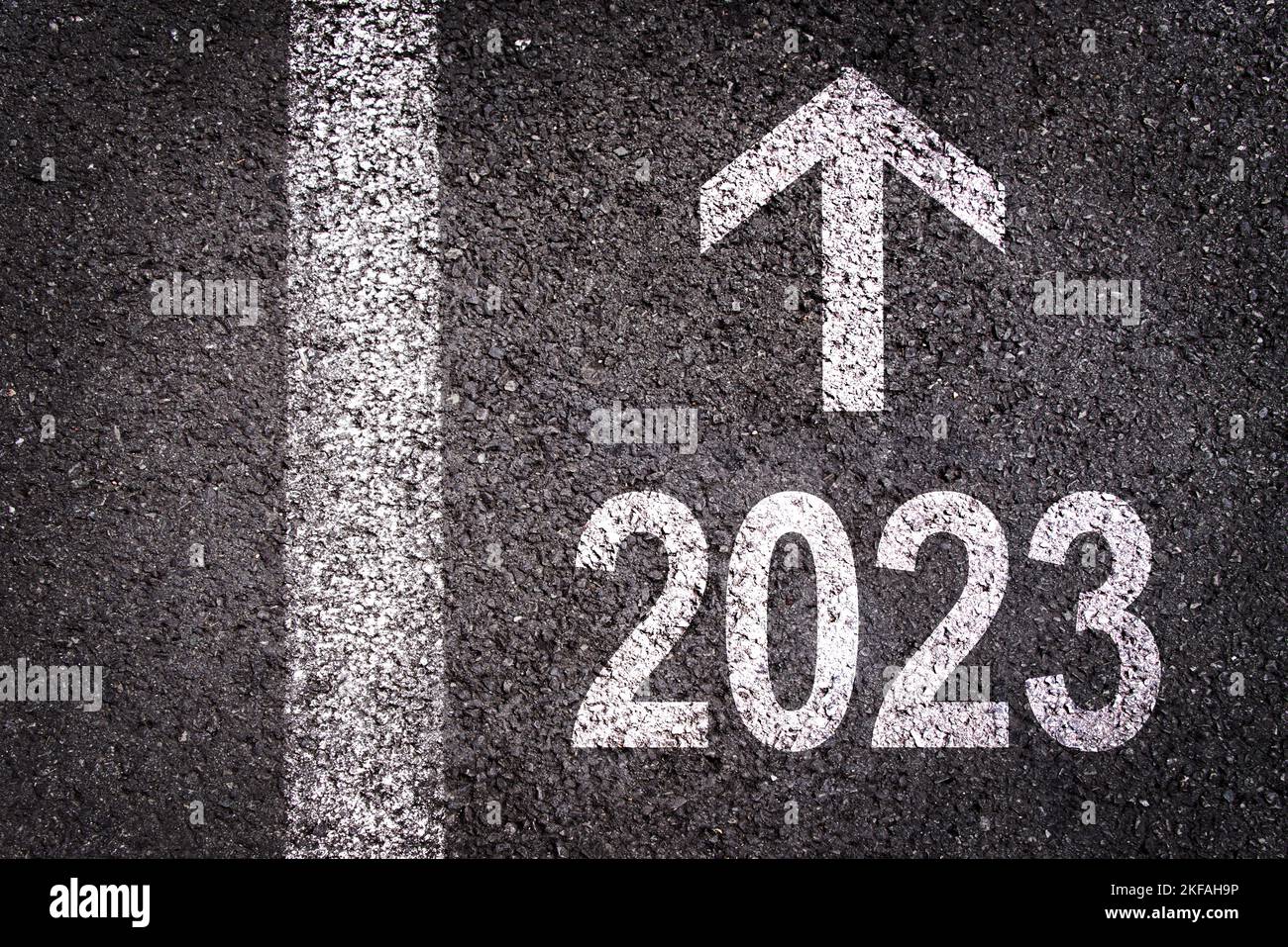 Directive 2023 écrite sur le fond de la route asphaltée, illustration de l'objectif commercial de la nouvelle année Banque D'Images