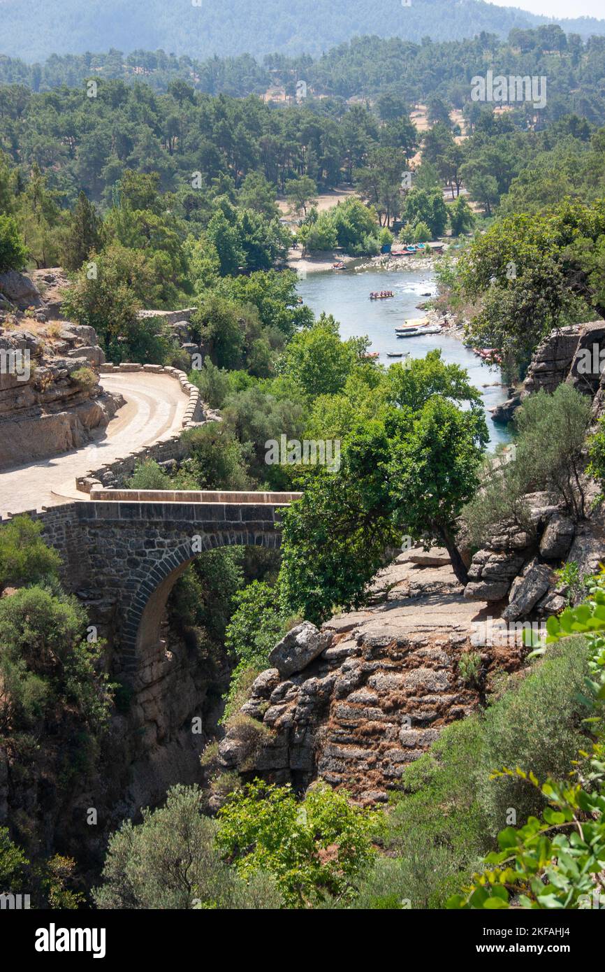 Un ancien pont en pierre enjambant la rivière Manavgat dans la vallée de la rivière Manavgat, dans les monts Taurus, au sud de la Turquie Banque D'Images