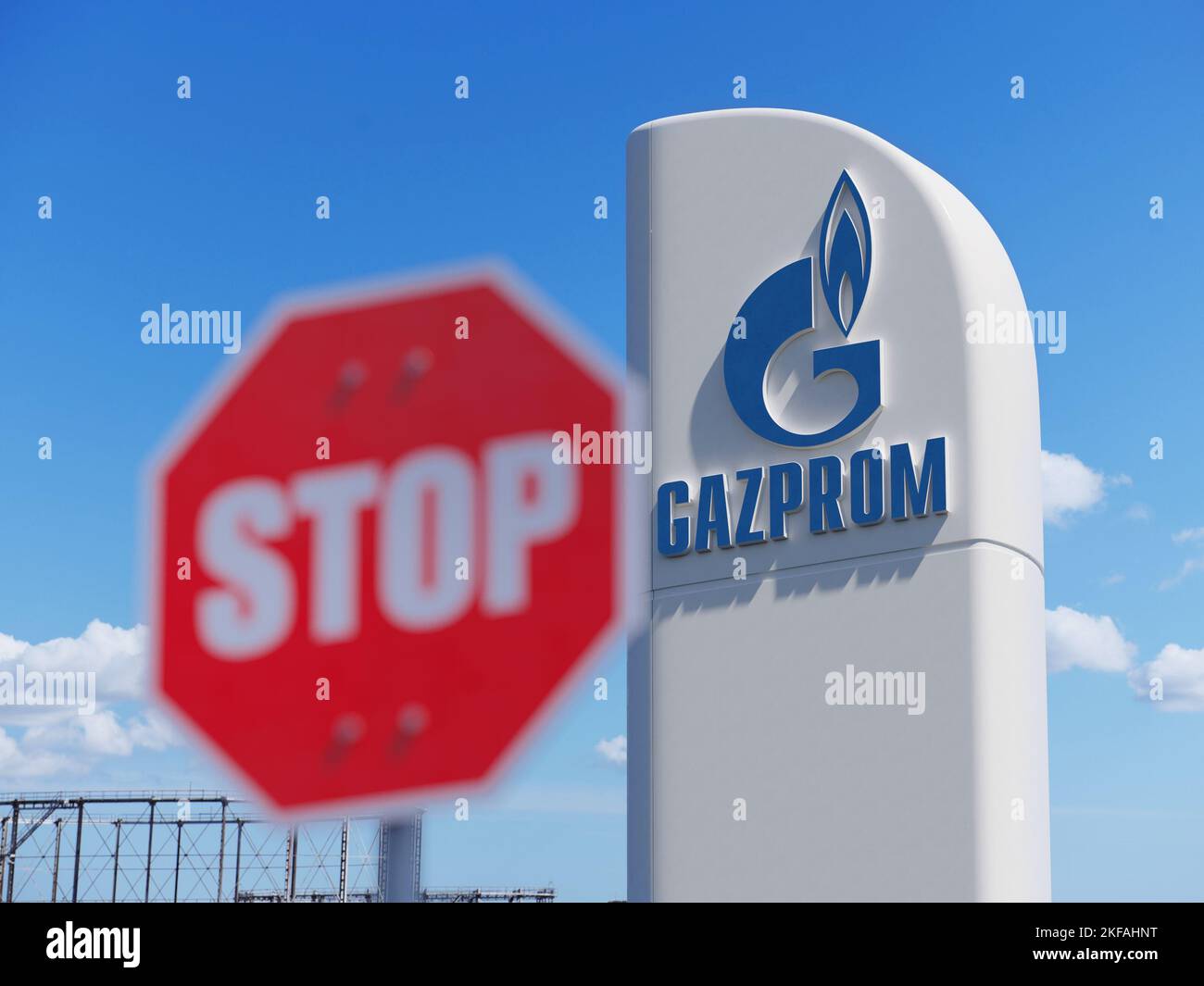 Russie - 14 novembre 2022 : logo Gazprom et panneau stop. L'Europe réduit le concept de consommation de gaz naturel Banque D'Images