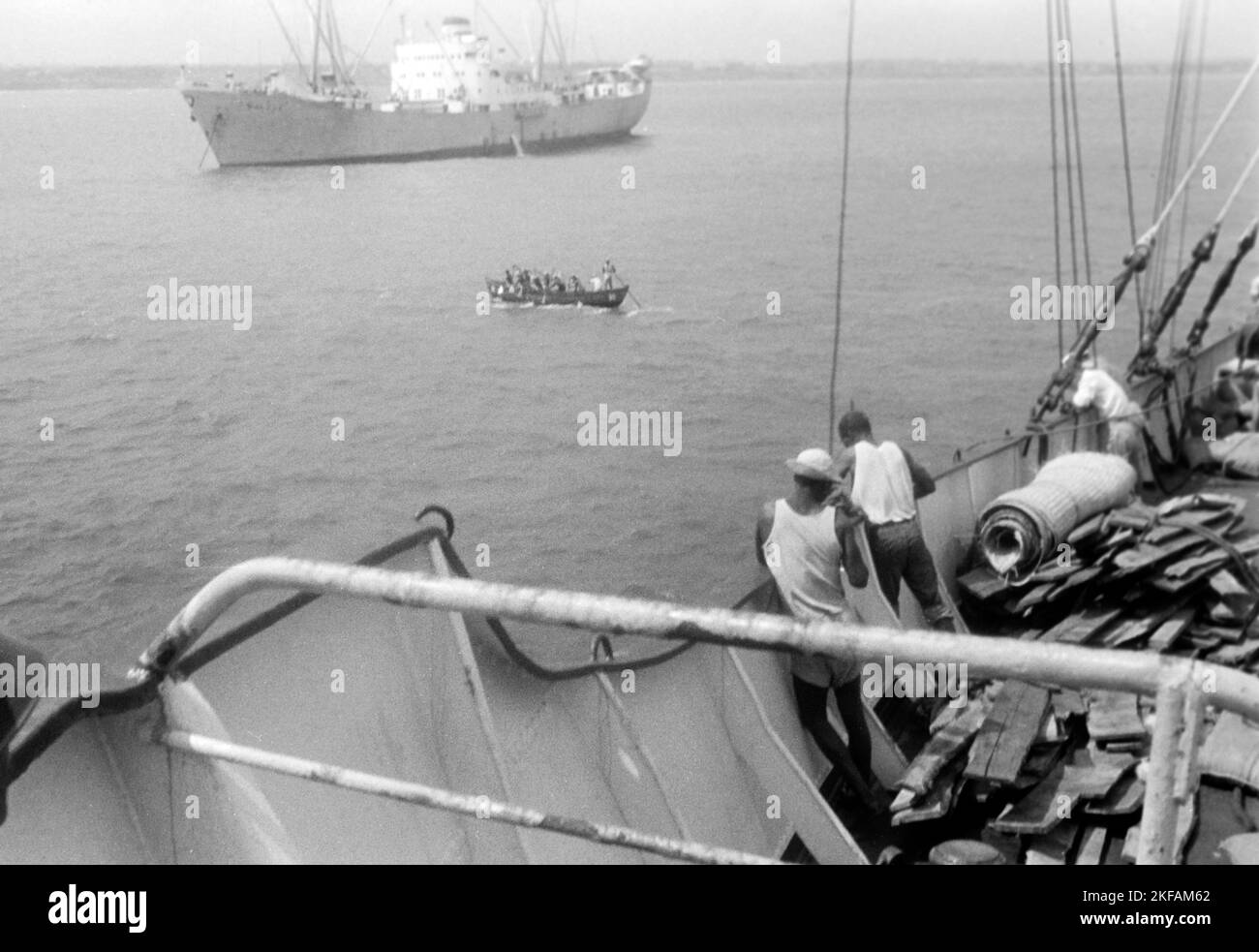 Hafenarbeiter vor der Küste von Accra, Ghana, 1959. Dockers au large des côtes d'Accra, Ghana, 1959. Banque D'Images