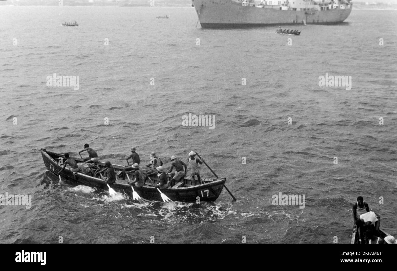 Hafenarbeiter vor der Küste von Accra, Ghana, 1959. Dockers au large des côtes d'Accra, Ghana, 1959. Banque D'Images