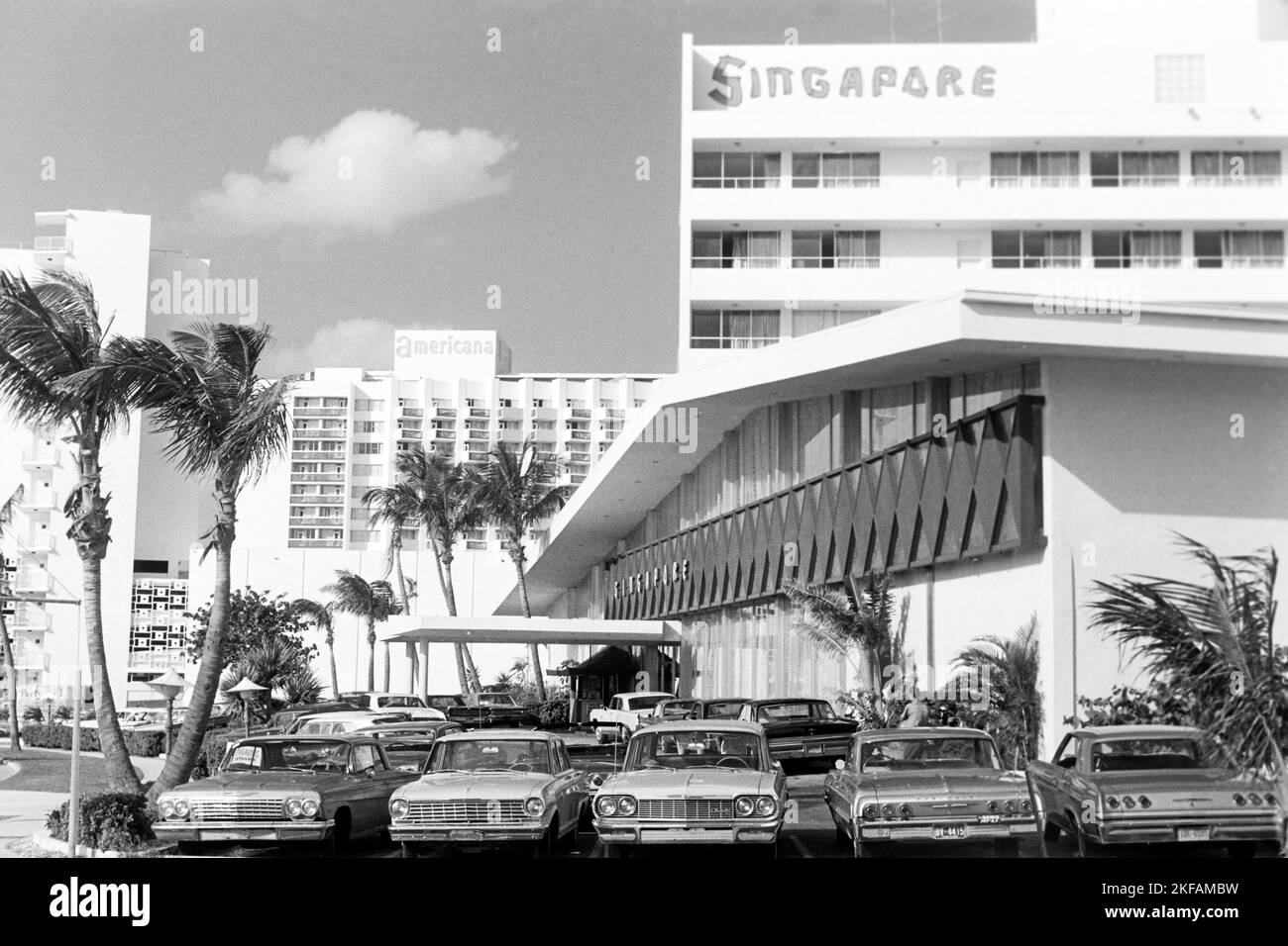 Im hintergrund das Americana Hotel erbaut von Morris Lapidus, später Sheraton und abgerissen en 2007, und das Singapore Resort Motel an der Street on the Ocean in Bal Harbour, Miami, Floride, États-Unis 1965. En arrière-plan, l'Americana Hotel construit par Morris Lapidus, plus tard Sheraton et démoli en 2007, et le Singapore Resort Motel on Street on the Ocean à Bal Harbour, Miami, Floride, États-Unis 1965. Banque D'Images