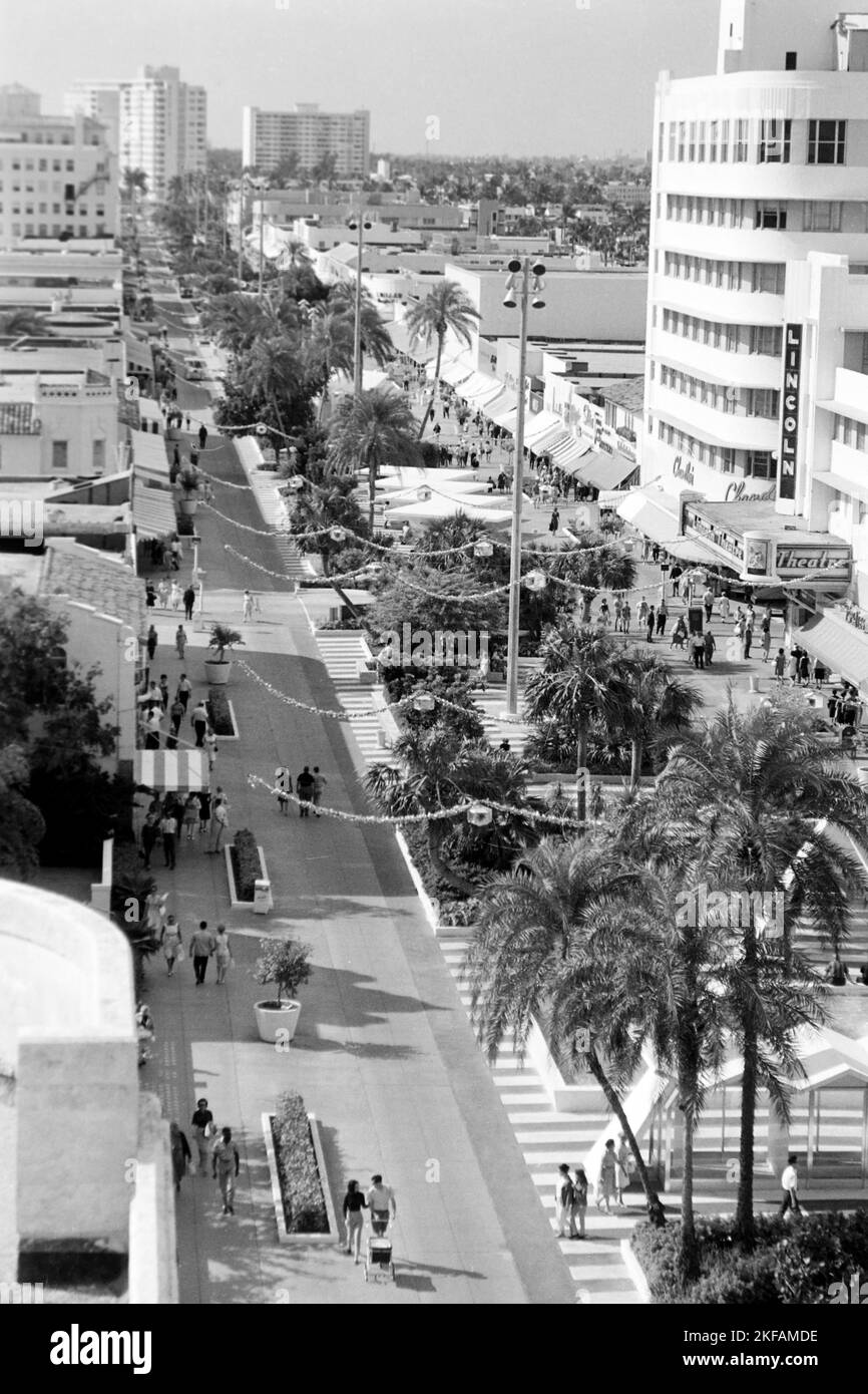 Blick auf die Lincoln Road à Miami Beach, Floride, ÉtatsUnis 1965. Vue