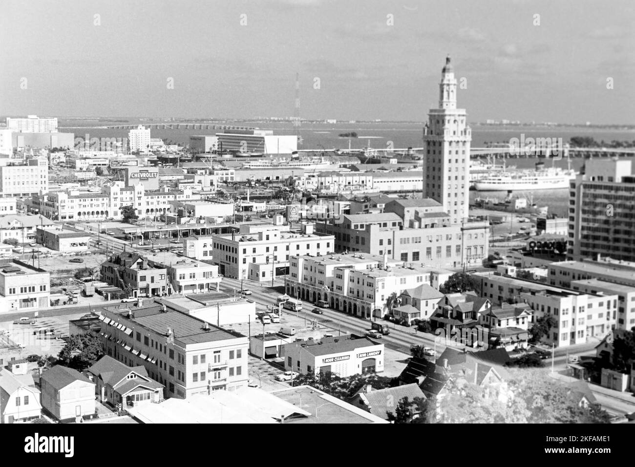 Blick auf den Freedom Tower à Miami Beach, Floride, États-Unis 1965. Vue sur la Tour de la liberté à Miami Beach, Floride, États-Unis 1965. Banque D'Images