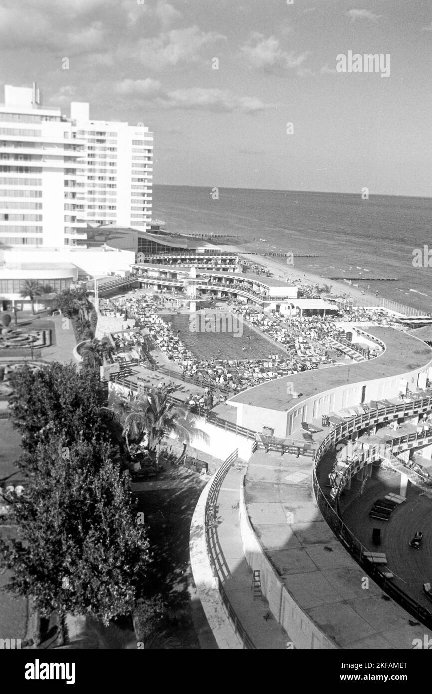 DAS Fountainebleau Hotel à Miami Beach an der Collins Avenue, Floride, États-Unis 1965. The Fountainebleau Hotel à Miami Beach sur Collins Avenue, Floride, USA 1965. Banque D'Images