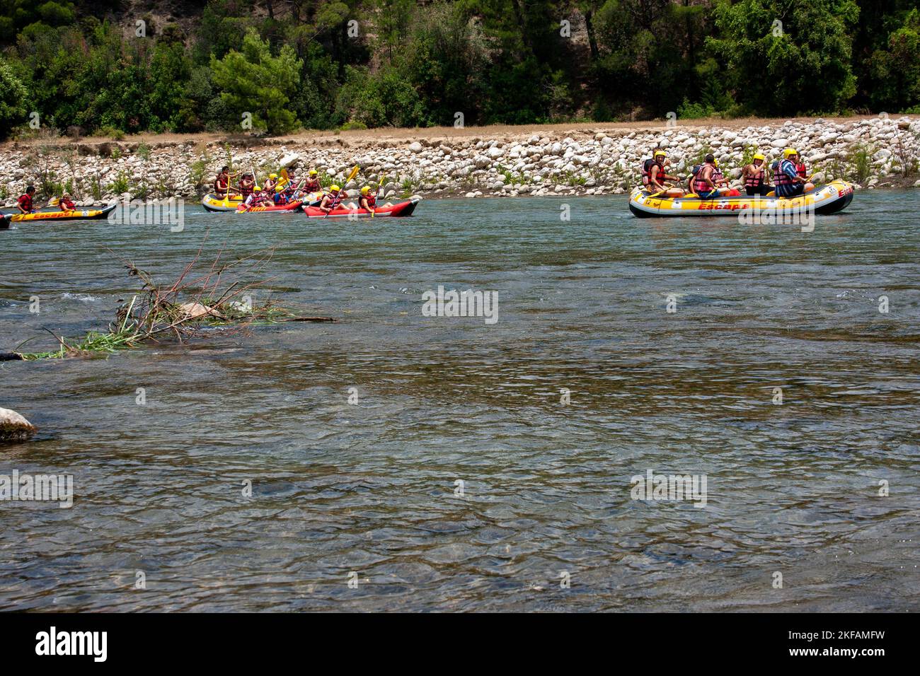 Un groupe de touristes rafting sur une rivière dans les montagnes du Taurus, Golfe d'Antalya. Péninsule anatolienne, Anatolie, Turquie Banque D'Images