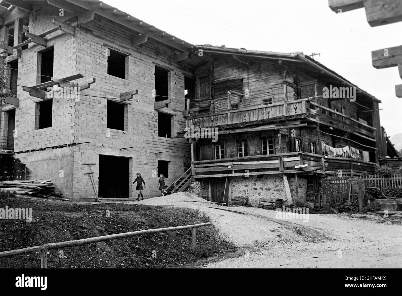 Bauernhof im Ausbau im Zillertal, Tirol, 1970. Ferme avec expansion inachevée dans la vallée de Ziller, Tyrol, 1970. Banque D'Images