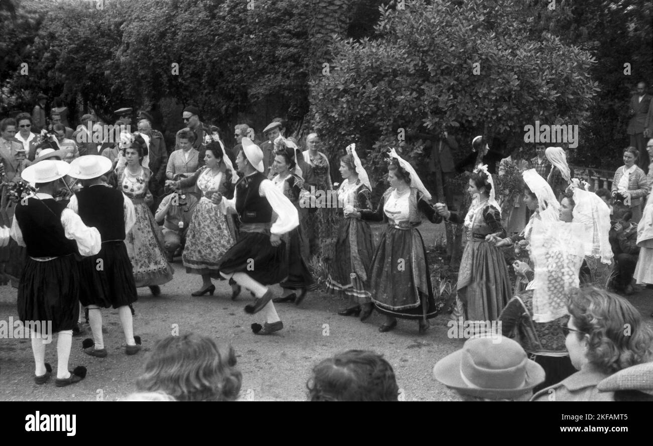 Eine Folkloregruppe Spielt Auf F r Die Touristen Auf Der Insel Korfu Eine Folkloregruppe Spielt Auf F r Die Touristen Auf Der Insel Korfu