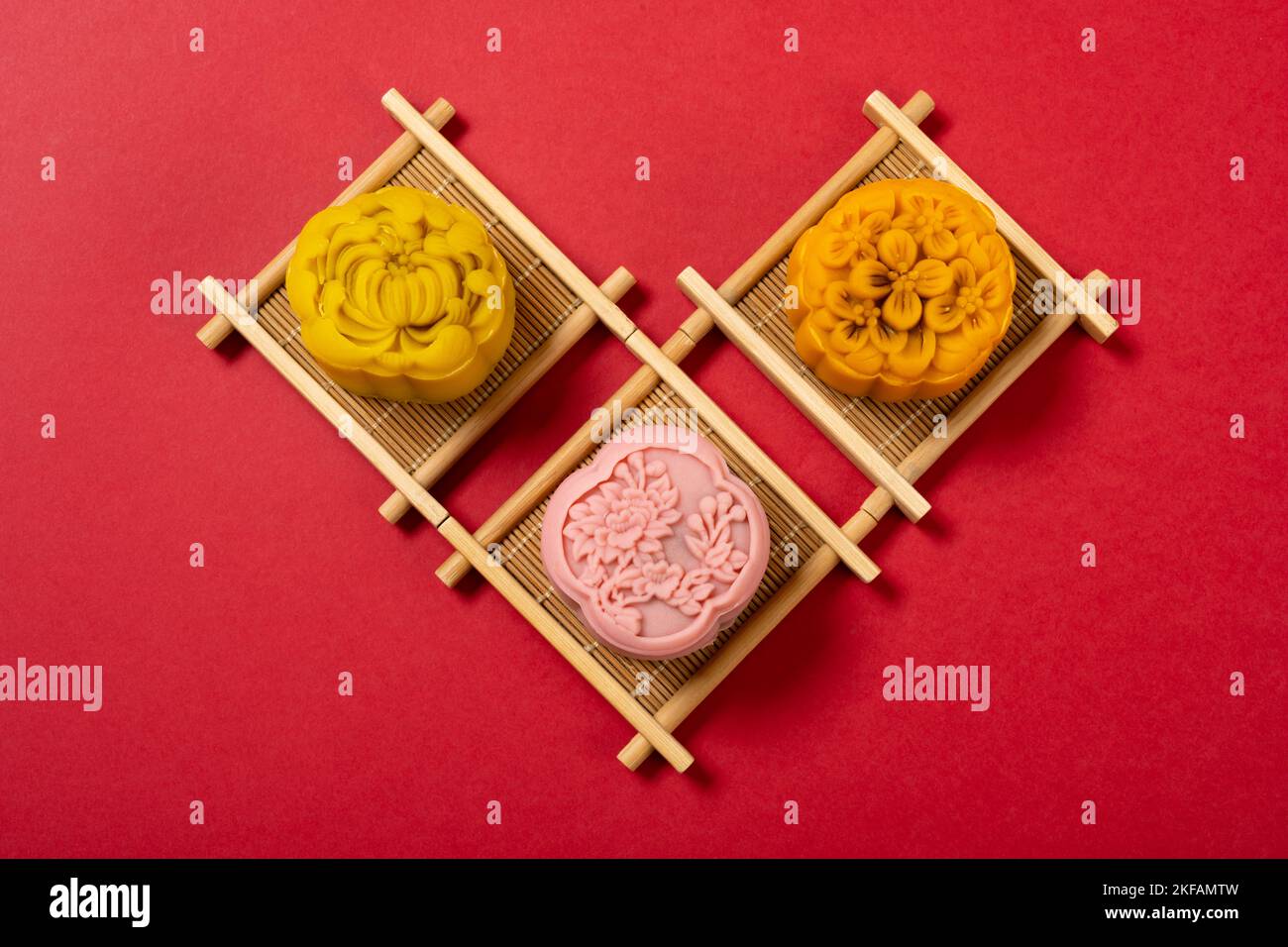 gâteau de lune en forme de fleur tendance sur fond rouge Banque D'Images