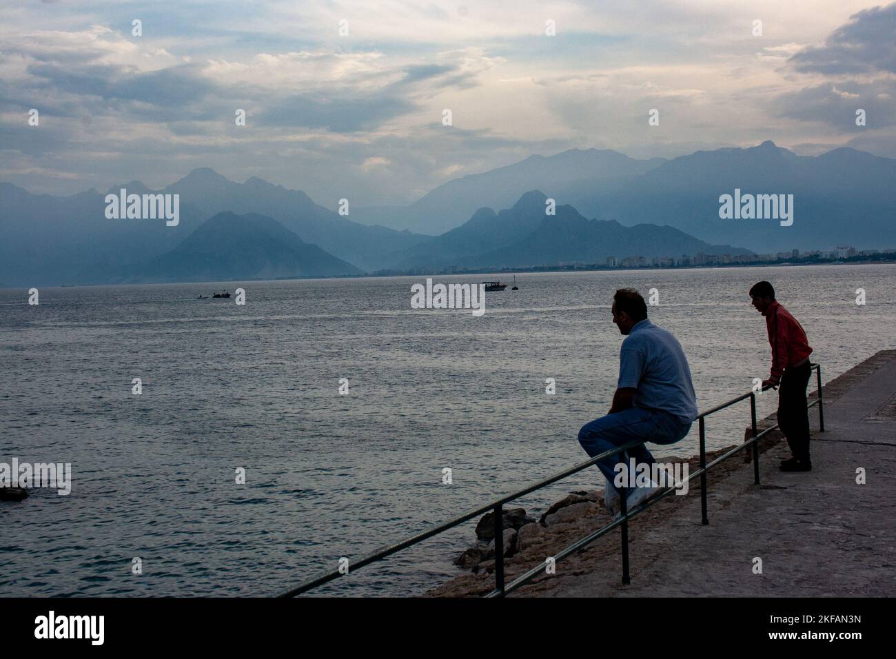 Turquie, Antalya. Kaleiçi. Ancien port de pêche. Montagnes Taurus, Golfe d'Antalya. Péninsule anatolienne, Anatolie, Turquie Banque D'Images