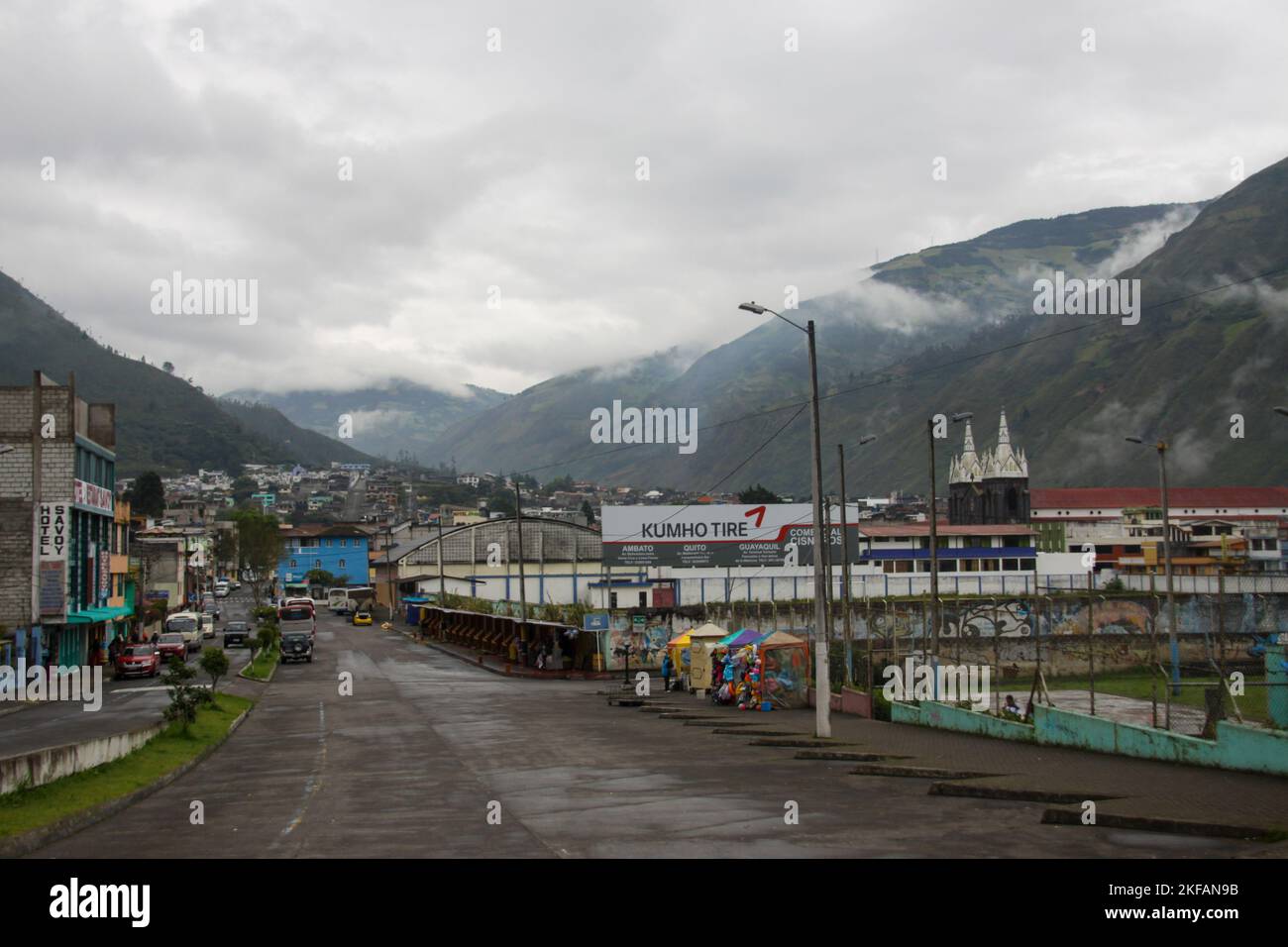Paysage urbain de Banos, Équateur. Baños de Agua Santa communément appelé Baños, est une ville dans la province orientale de Tungurahua en Équateur. Banque D'Images