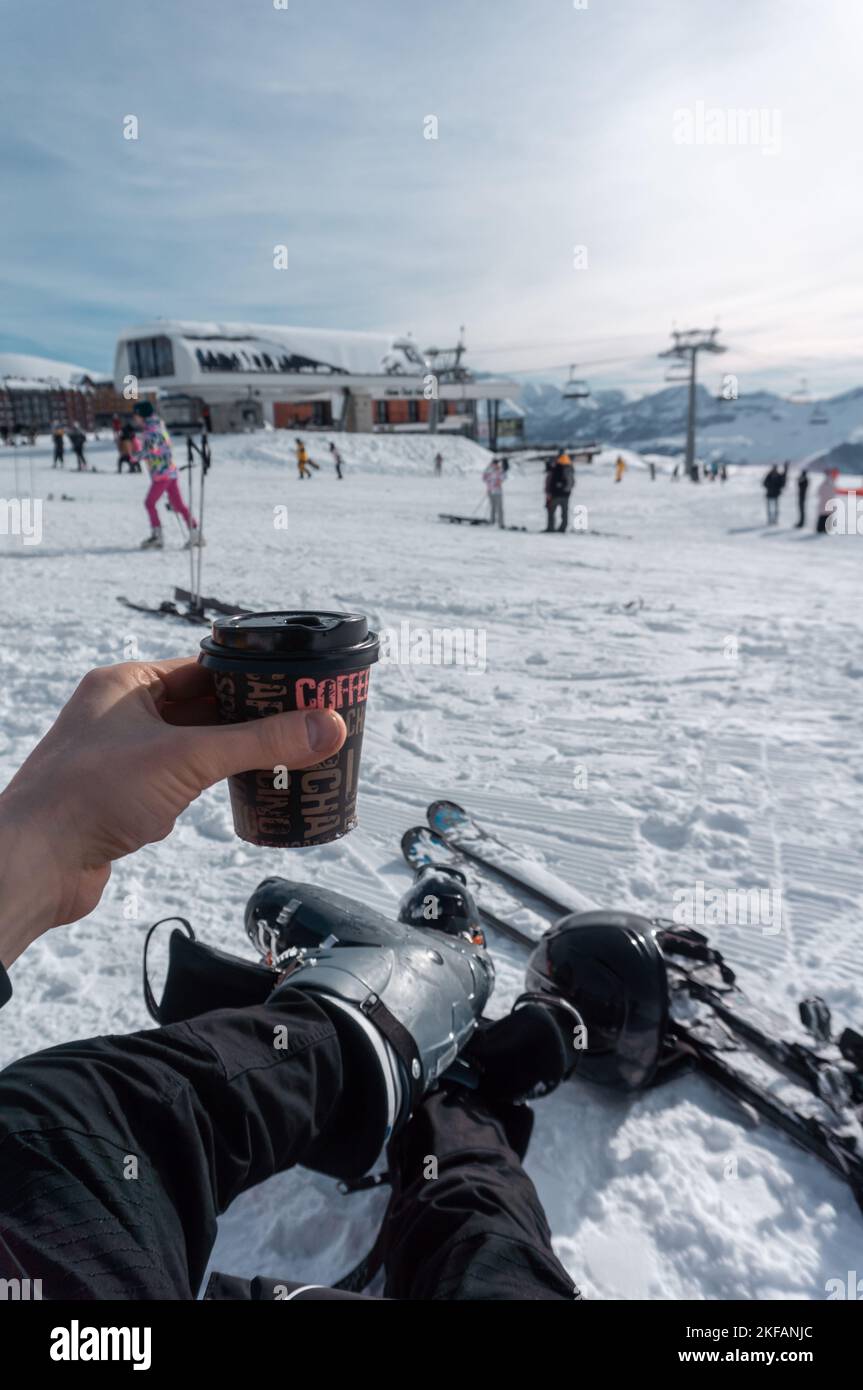 homme skieur avec l'équipement de boire de l'espresso ou du café americano à la pente de montagne Banque D'Images
