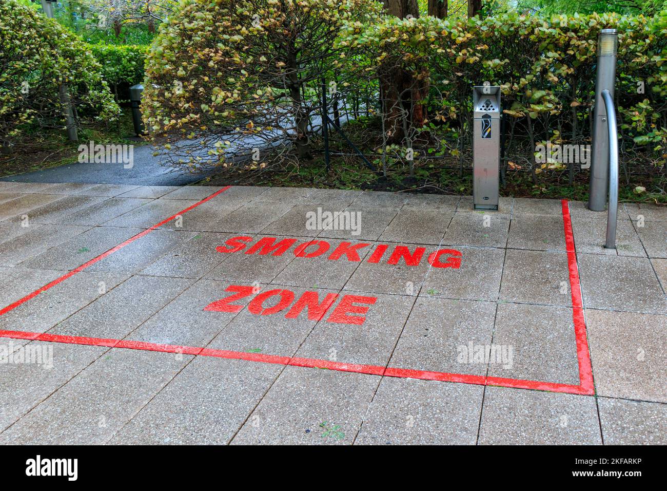 Une zone fumeurs désignée dans Jubilee Gardens, Tower Hamlets, Londres, Royaume-Uni Banque D'Images