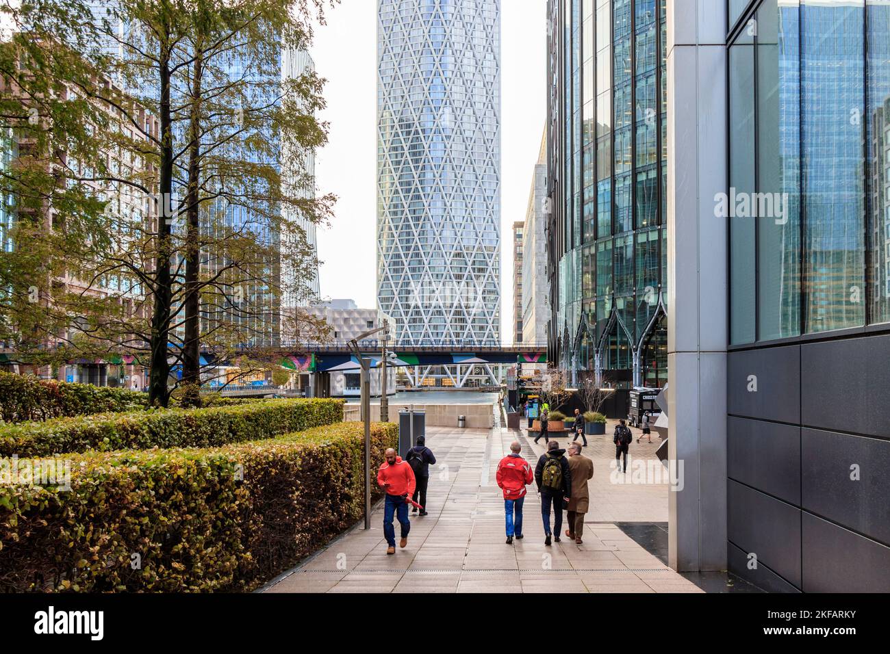 Le Docklands Light Railway traversant Middle Dock of Canary Wharf, la tour résidentielle de Terre-Neuve en arrière-plan, Londres, Royaume-Uni Banque D'Images