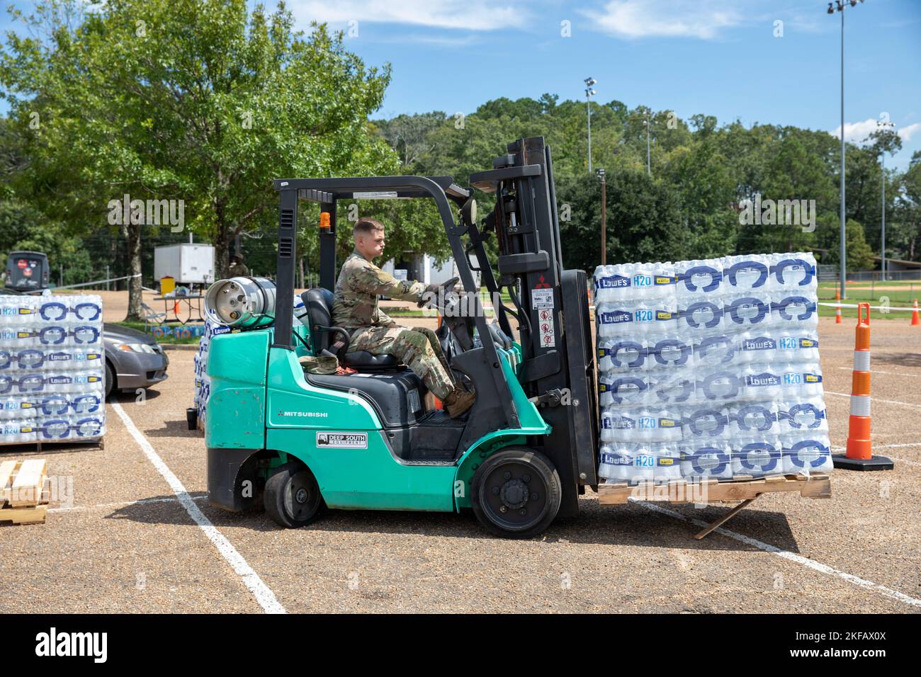 Un soldat, dont le commandement est de 66th soldats, de la Garde nationale de l'armée du Mississippi, déplace une palette d'eau au stade Smith-Wills de Jackson, Mississippi, le 1 septembre 2022. Près de 600 gardes nationaux du Mississippi ont été établis sur sept sites dans Jackson pour permettre aux résidents de recueillir de l'eau embouteillée et de l'eau non potable des camions d'eau pour aider à soulager certains effets de la crise de l'eau de Jackson. (É.-U. Photos de la Garde nationale de l'armée par le sergent d'état-major. Connie Jones) Banque D'Images