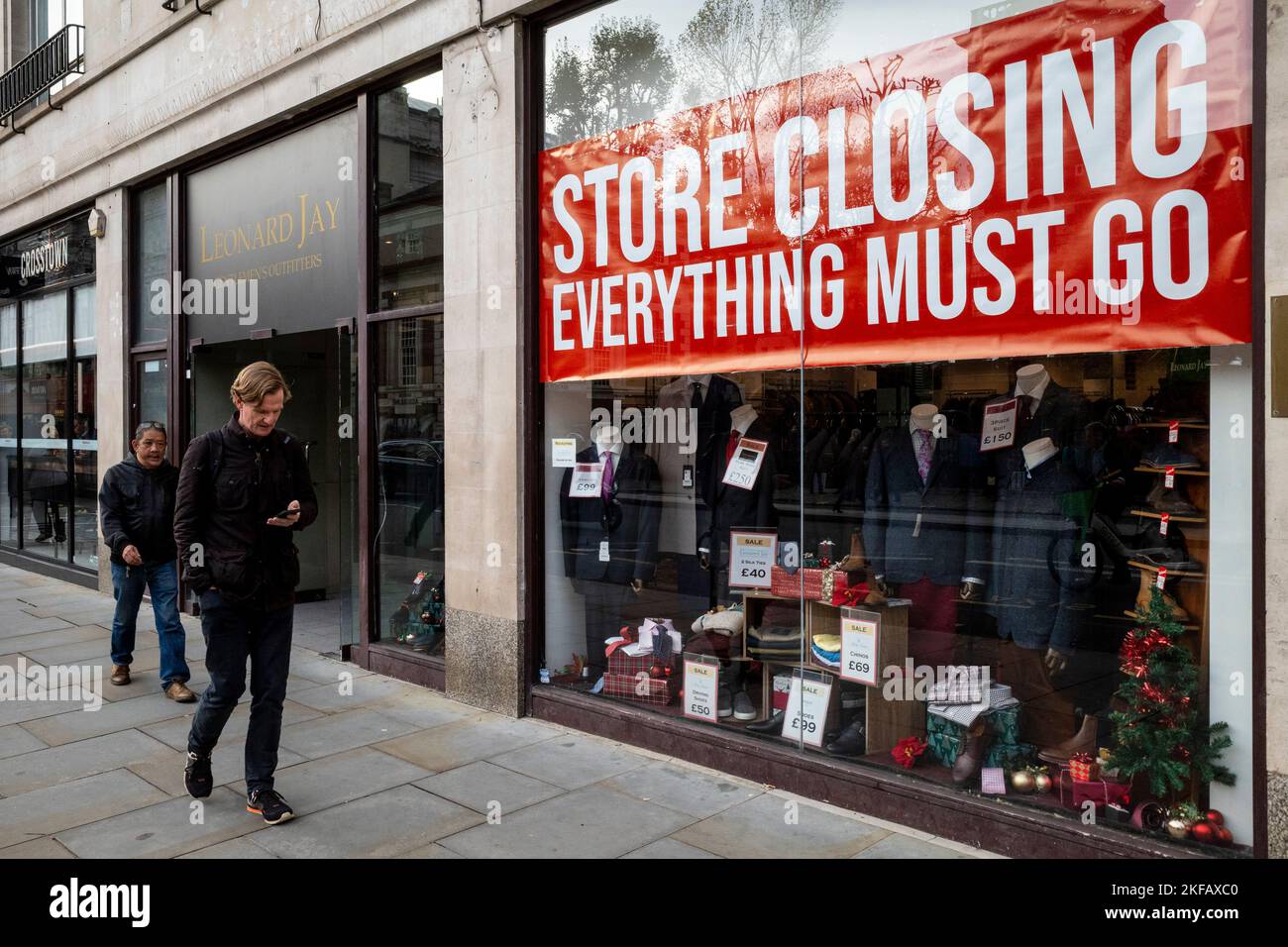 Londres, Royaume-Uni. 17 novembre 2022. Les acheteurs du West End avec des détaillants espérant une augmentation des ventes. Le chancelier Jeremy Hunt a présenté aujourd’hui sa déclaration d’automne à la Chambre des communes annonçant un « plan de stabilité » de 55bn livres sterling, généré par les réductions des dépenses publiques et les hausses d’impôts entrant en vigueur en 2024, alors qu’il est à espérer que l’économie sera sortie de la récession et que l’inflation a diminué par rapport à celle-ci niveau actuel de 11,1 %. Le Bureau de la responsabilité budgétaire a prévu que l'économie britannique baissera de 1,4% l'année prochaine avec la plus forte baisse du niveau de vie depuis le début des records. Crédit : Stephen Chu Banque D'Images