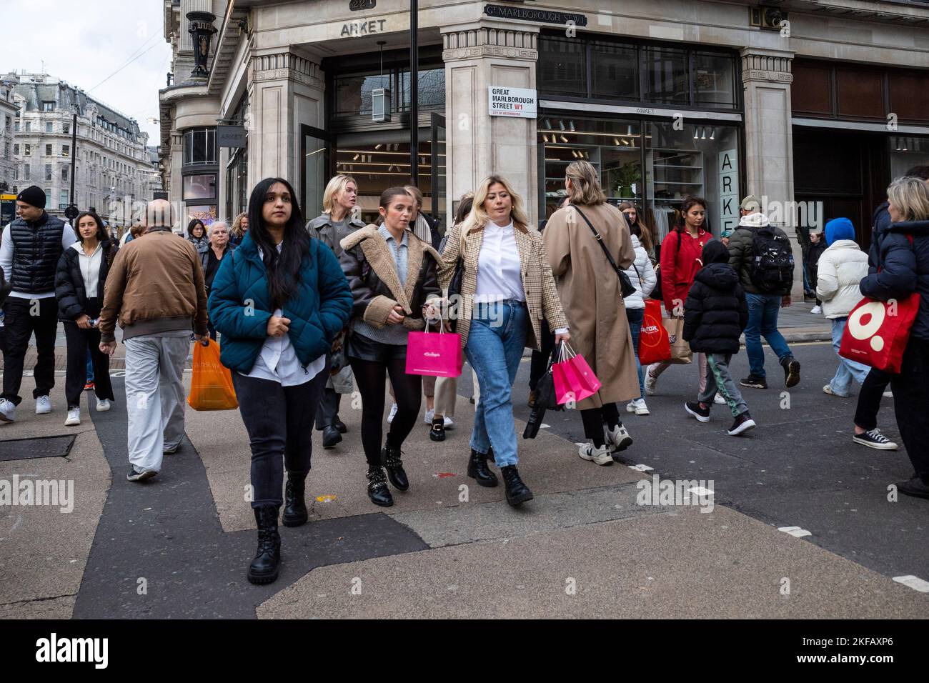 Londres, Royaume-Uni. 17 novembre 2022. Les acheteurs du West End avec des détaillants espérant une augmentation des ventes. Le chancelier Jeremy Hunt a présenté aujourd’hui sa déclaration d’automne à la Chambre des communes annonçant un « plan de stabilité » de 55bn livres sterling, généré par les réductions des dépenses publiques et les hausses d’impôts entrant en vigueur en 2024, alors qu’il est à espérer que l’économie sera sortie de la récession et que l’inflation a diminué par rapport à celle-ci niveau actuel de 11,1 %. Le Bureau de la responsabilité budgétaire a prévu que l'économie britannique baissera de 1,4% l'année prochaine avec la plus forte baisse du niveau de vie depuis le début des records. Crédit : Stephen Chu Banque D'Images