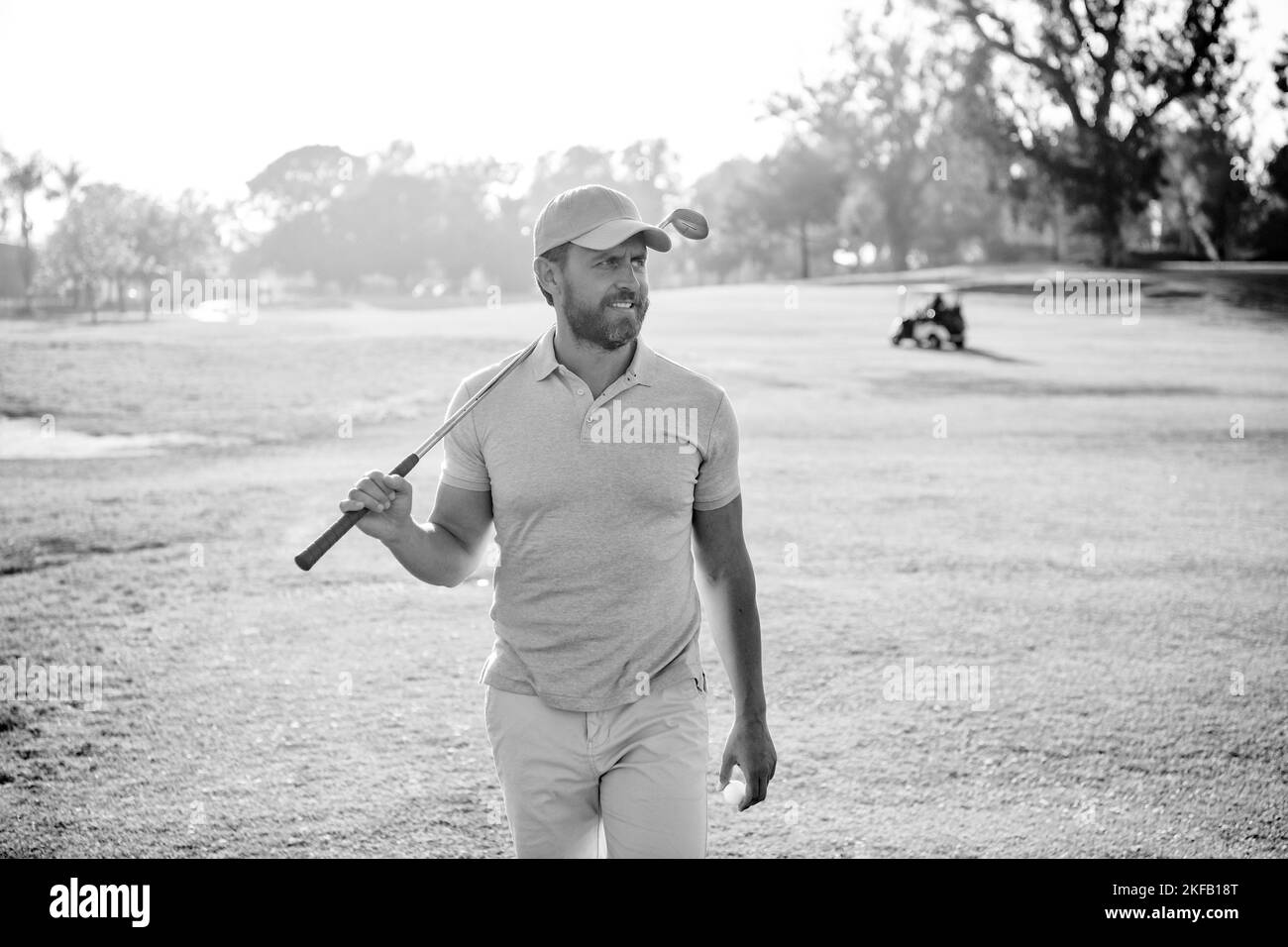 activité estivale. sport professionnel en plein air. joueur de golf pour hommes sur un parcours de golf professionnel. Banque D'Images