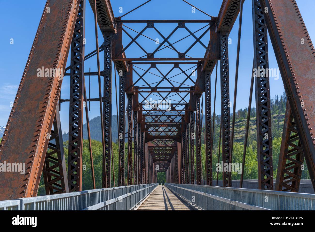 Construit il y a plus d'un siècle en 1920, l'ancien pont ferroviaire au-dessus de la rivière Clark Fork dans le comté de Bonner, Idaho, fait 996 pieds de long, un exploit d'ingénierie. Banque D'Images