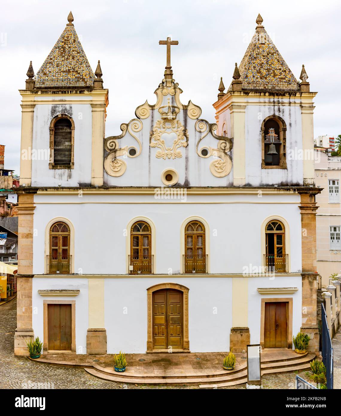 Vue de face de l'église historique dans le quartier de Pelourinho à Salvador, Bahia Banque D'Images