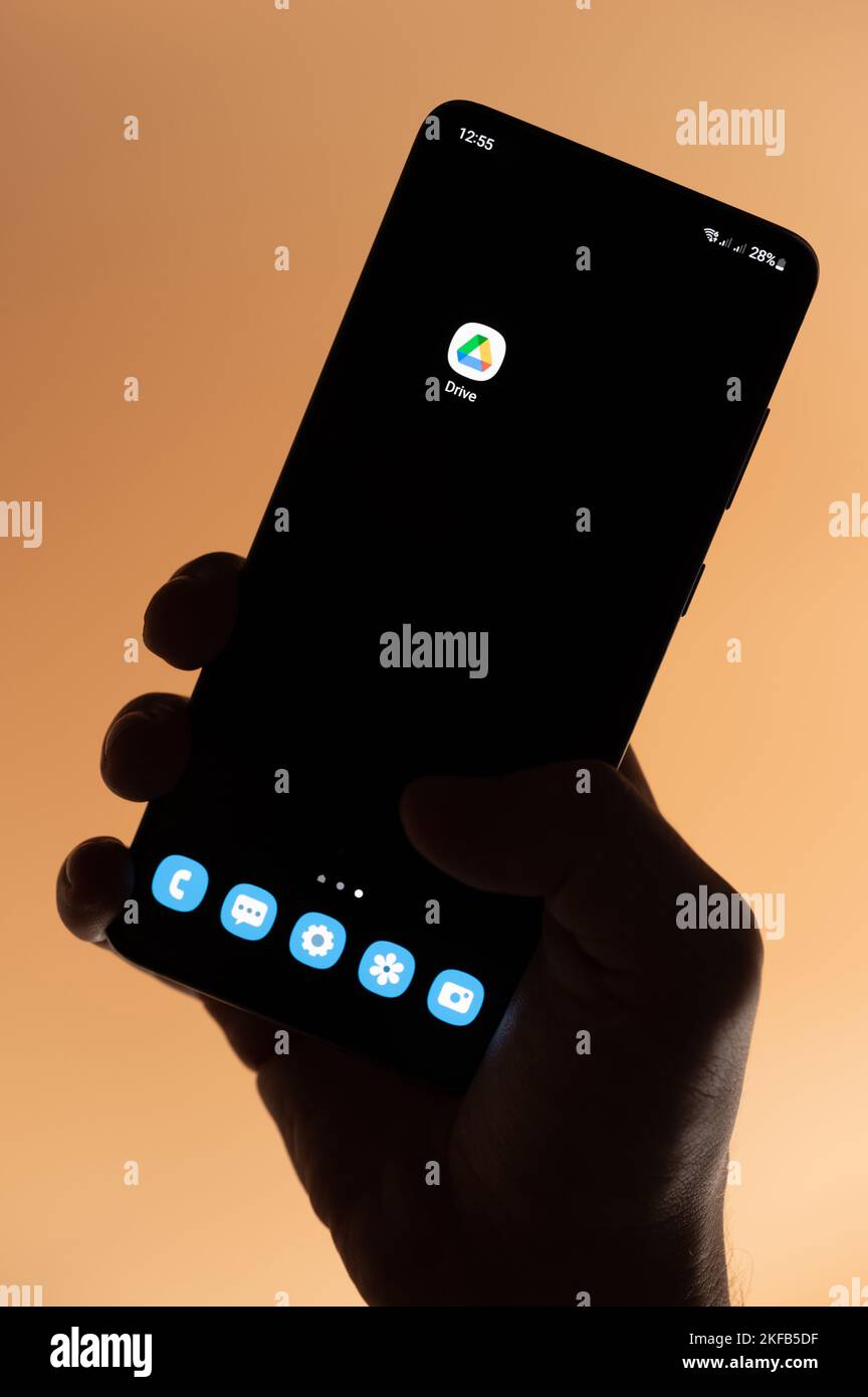 New york, Etats-Unis - 4 novembre 2022: Ouvrez l'application google Drive sur smartphone tenant à la main isolée sur fond marron Banque D'Images